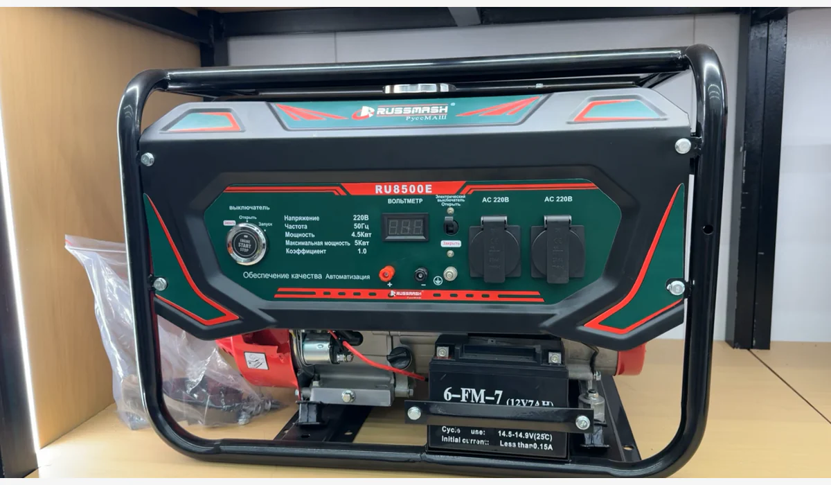 Open-frame generator with a Russian-language control panel, keyed start switch, outlets and battery